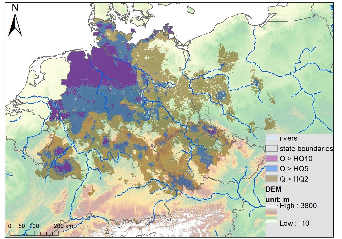 Räumliche Ausdehnung des Winterhochwassers 2023/24. In den eingefärbten Bereichen überstiegen die Abflussspitzen im Zeitraum von 14 Tagen um den 25. Dezember 2023 die Schwellenwerte der Wiederkehrzeiten von 2, 5 und 10 Jahren (HQ2, HQ5, HQ10; siehe Farbko