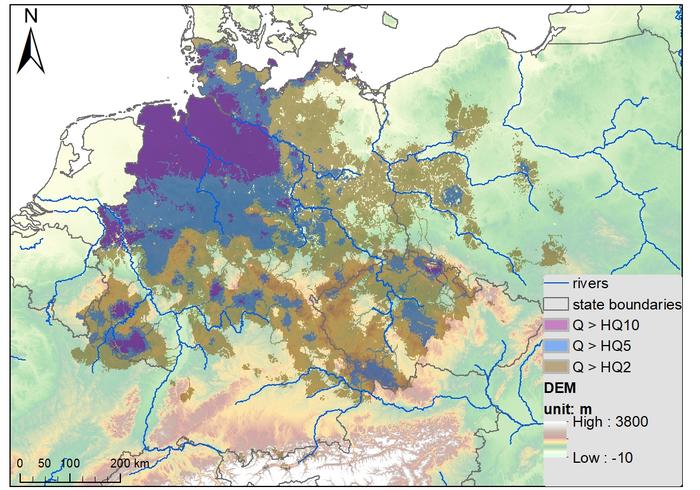 Räumliche Ausdehnung des Winterhochwassers 2023/24. In den eingefärbten Bereichen überstiegen die Abflussspitzen im Zeitraum von 14 Tagen um den 25. Dezember 2023 die Schwellenwerte der Wiederkehrzeiten von 2, 5 und 10 Jahren (HQ2, HQ5, HQ10; siehe Farbko